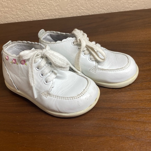 Stride Rite Toddler Girl Sz 6M “ Lauren II” White Ankle Shoe Genuine Leather - Picture 1 of 13